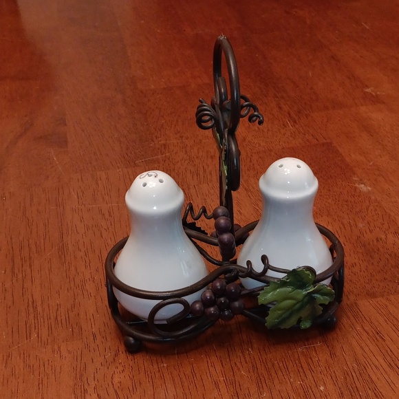 Vintage Salt and Pepper Shakers In A Basket With Grap Accent - Picture 4 of 8